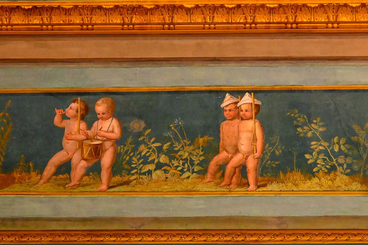 Darstellung im pompeianischen Stil, die marschierende Kinder zeigt