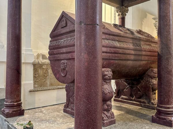 Porphyrsarkophag der auf vier Löwenfiguren steht 