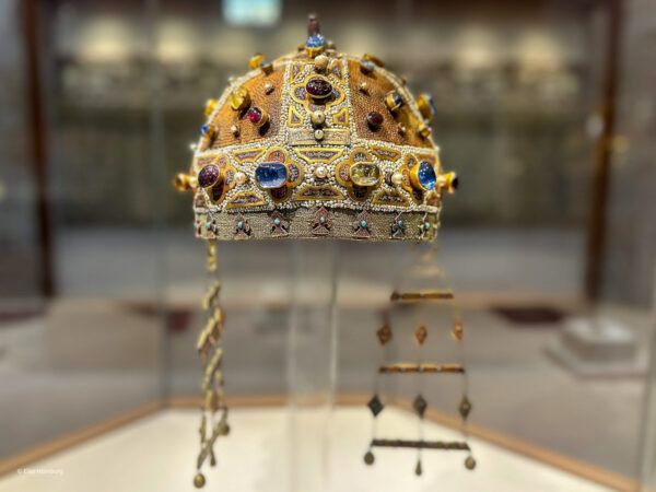 Kunstvoll gearbeitete Krone in einer Vitrine