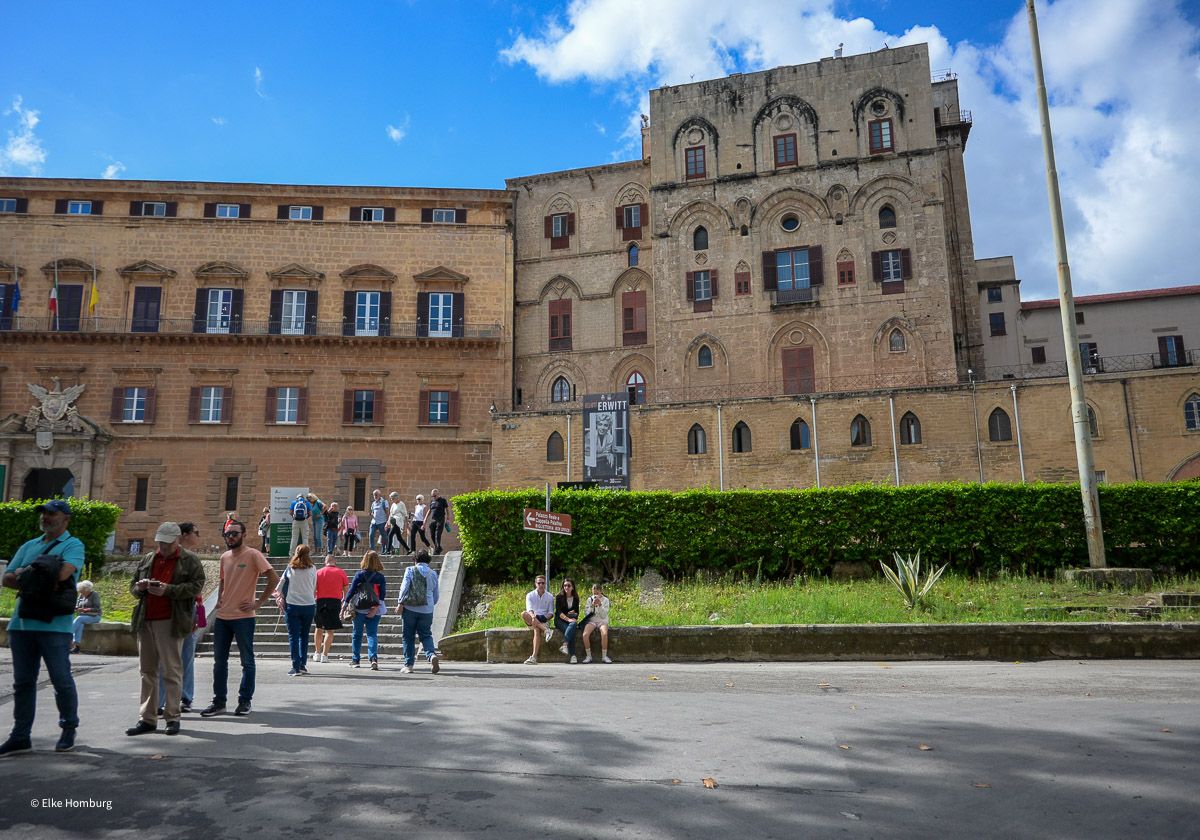 Normannenpalast mit Schlange von Besuchern davor 
