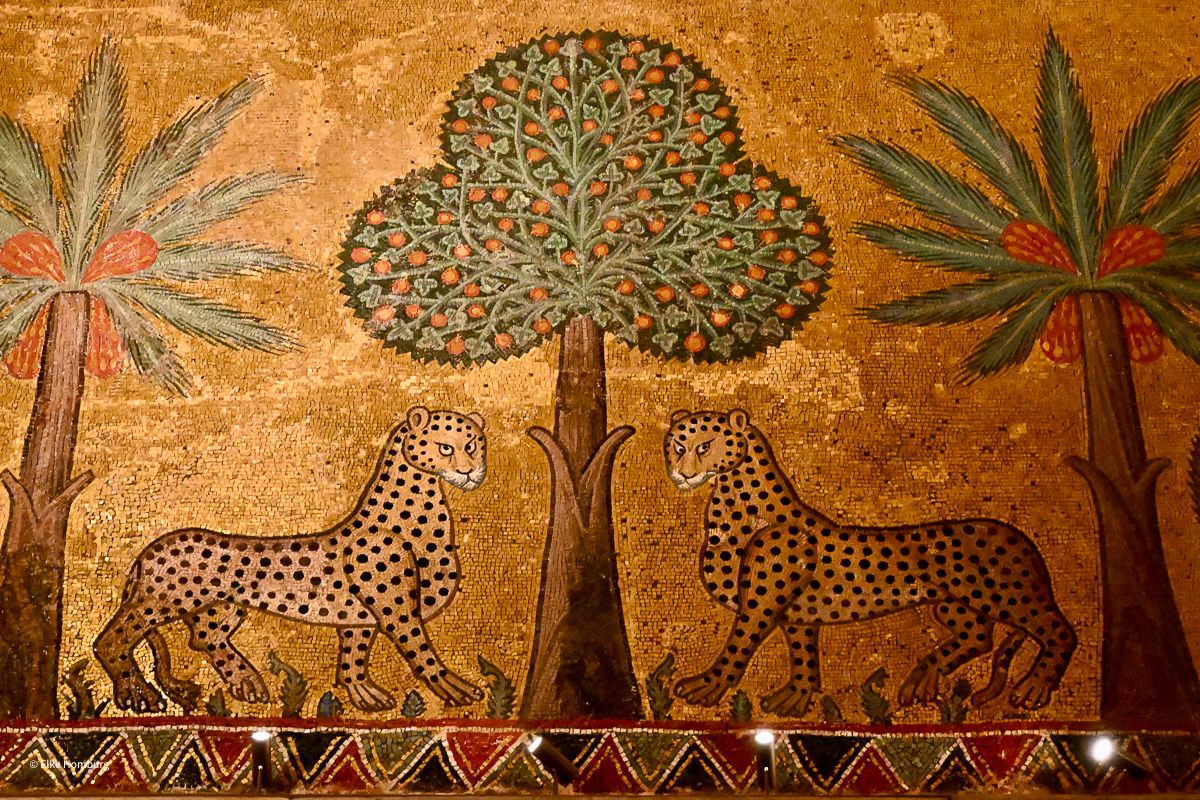 Byzantinisches Mosaik zeigt zwei Leoparden unter Palmen 