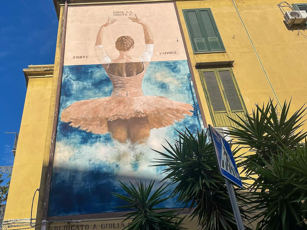 Mural mit einer Ballerina im Tütü