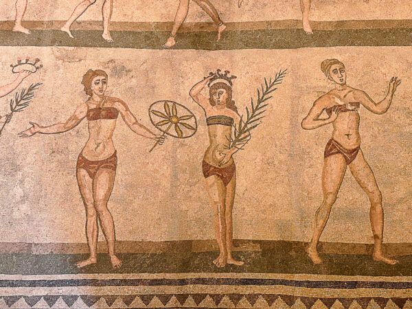 Sehenswürdigkeiten Sizilien: Meine Top 16 auf der Sonneninsel im Mittelmeer 45 Bikinimädchen mit Blüten und Zweigen