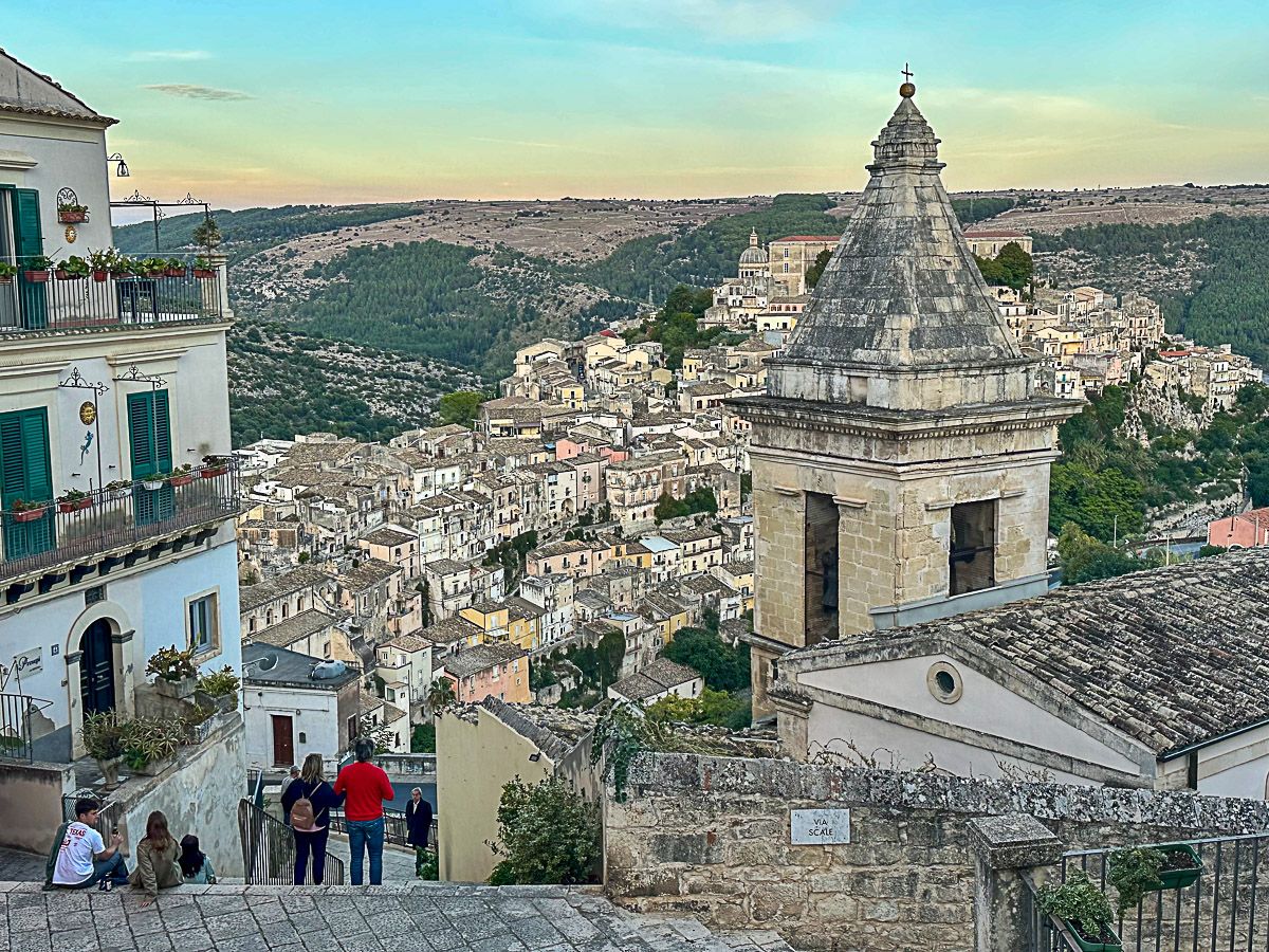 Sehenswürdigkeiten Sizilien: Meine Top 16 auf der Sonneninsel im Mittelmeer 49 Blick auf die Altstadt in der Dämmerung