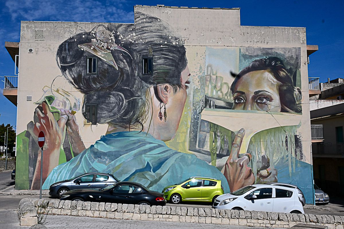 Sehenswürdigkeiten Sizilien: Meine Top 16 auf der Sonneninsel im Mittelmeer 54 Riesiges Mural, das eine Frau mit schwarzem Haarknoten zeigt