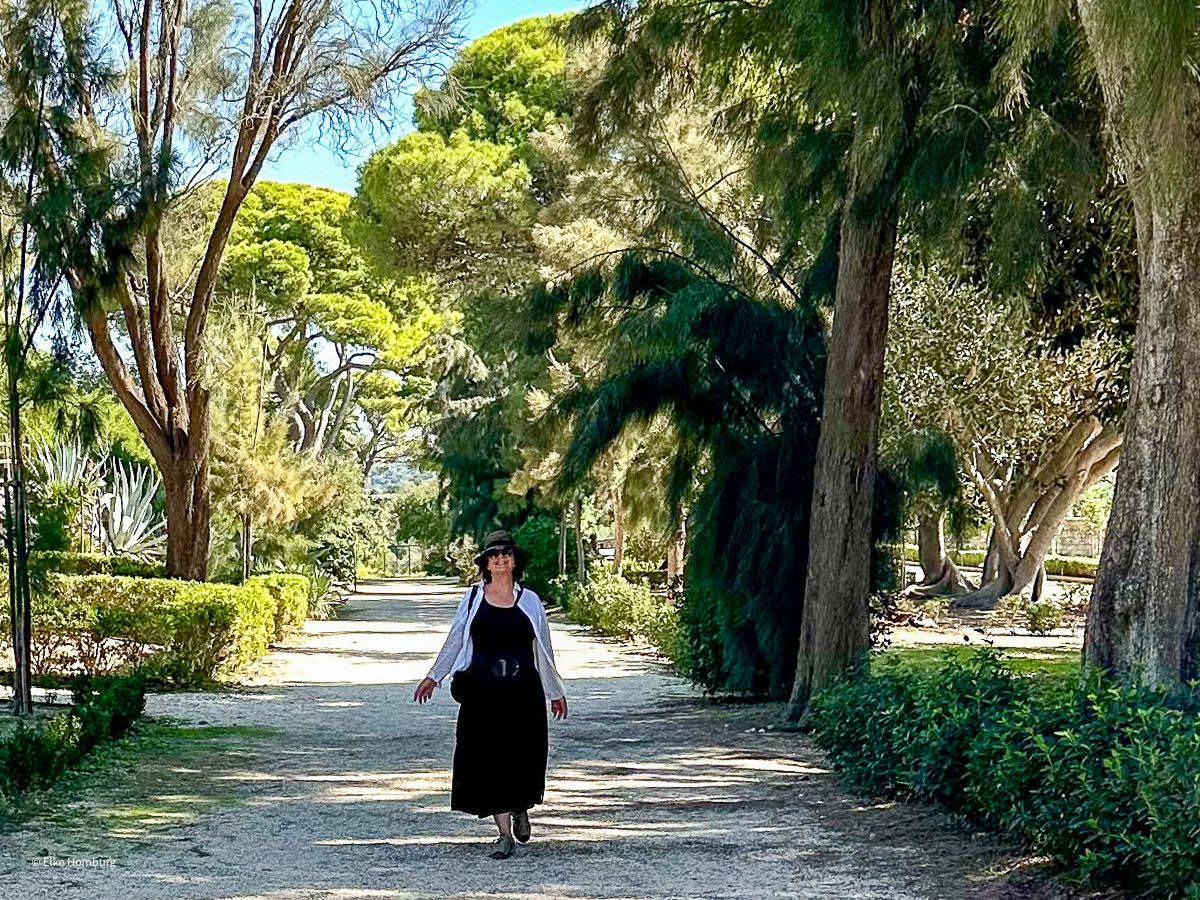 Sehenswürdigkeiten Sizilien: Meine Top 16 auf der Sonneninsel im Mittelmeer 60 Garten mit flanierender Frau
