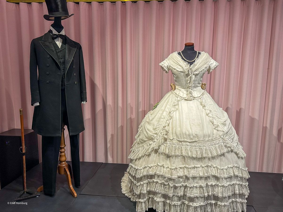 Sehenswürdigkeiten Sizilien: Meine Top 16 auf der Sonneninsel im Mittelmeer 58 weißes Ballkleid und schwarzer Frack