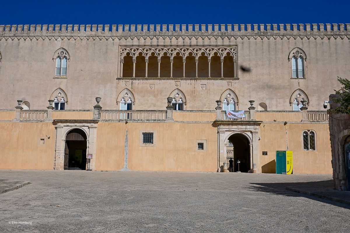 Sehenswürdigkeiten Sizilien: Meine Top 16 auf der Sonneninsel im Mittelmeer 55 Fassade des Schlosses mit Loggia im Obergeschoss
