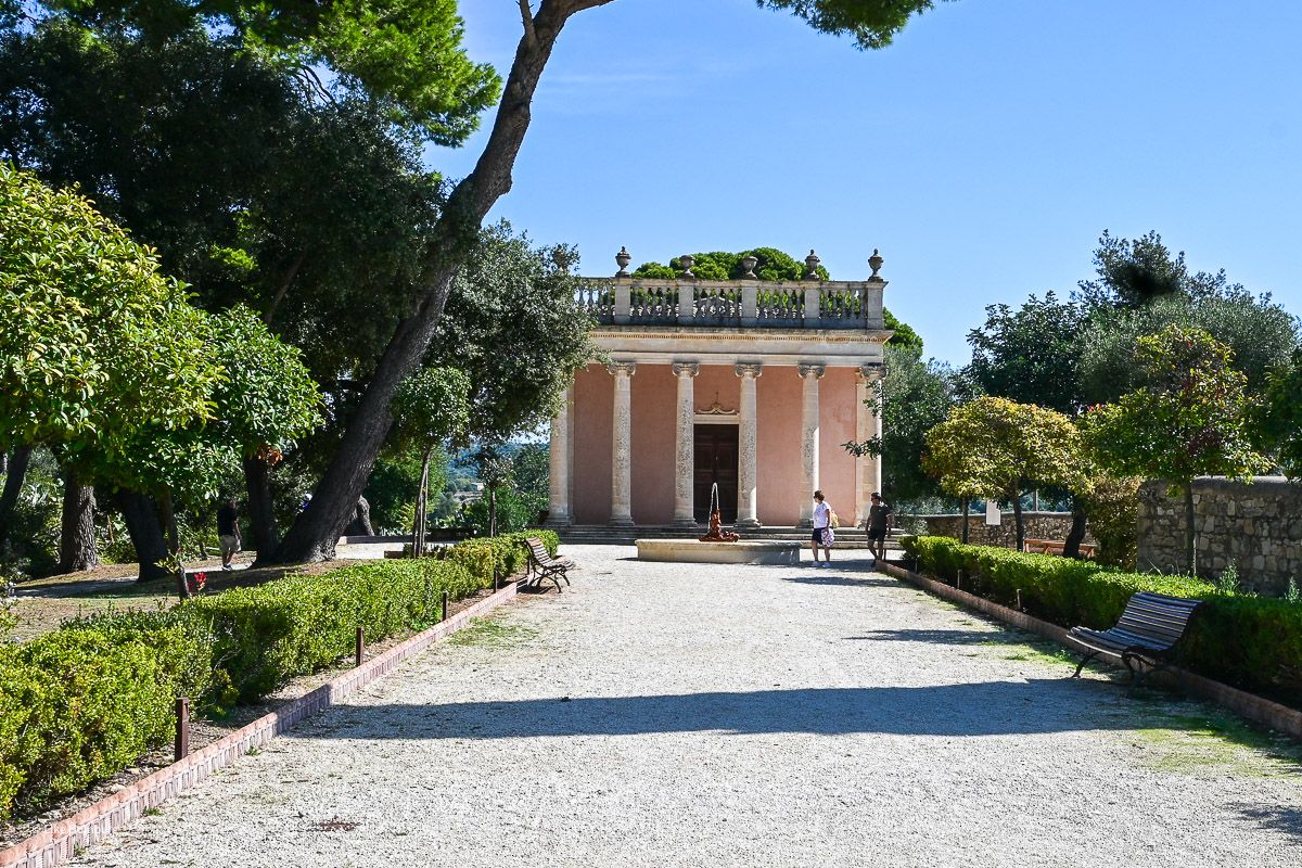 Sehenswürdigkeiten Sizilien: Meine Top 16 auf der Sonneninsel im Mittelmeer 59 Lusttempel in Rosa im Garten