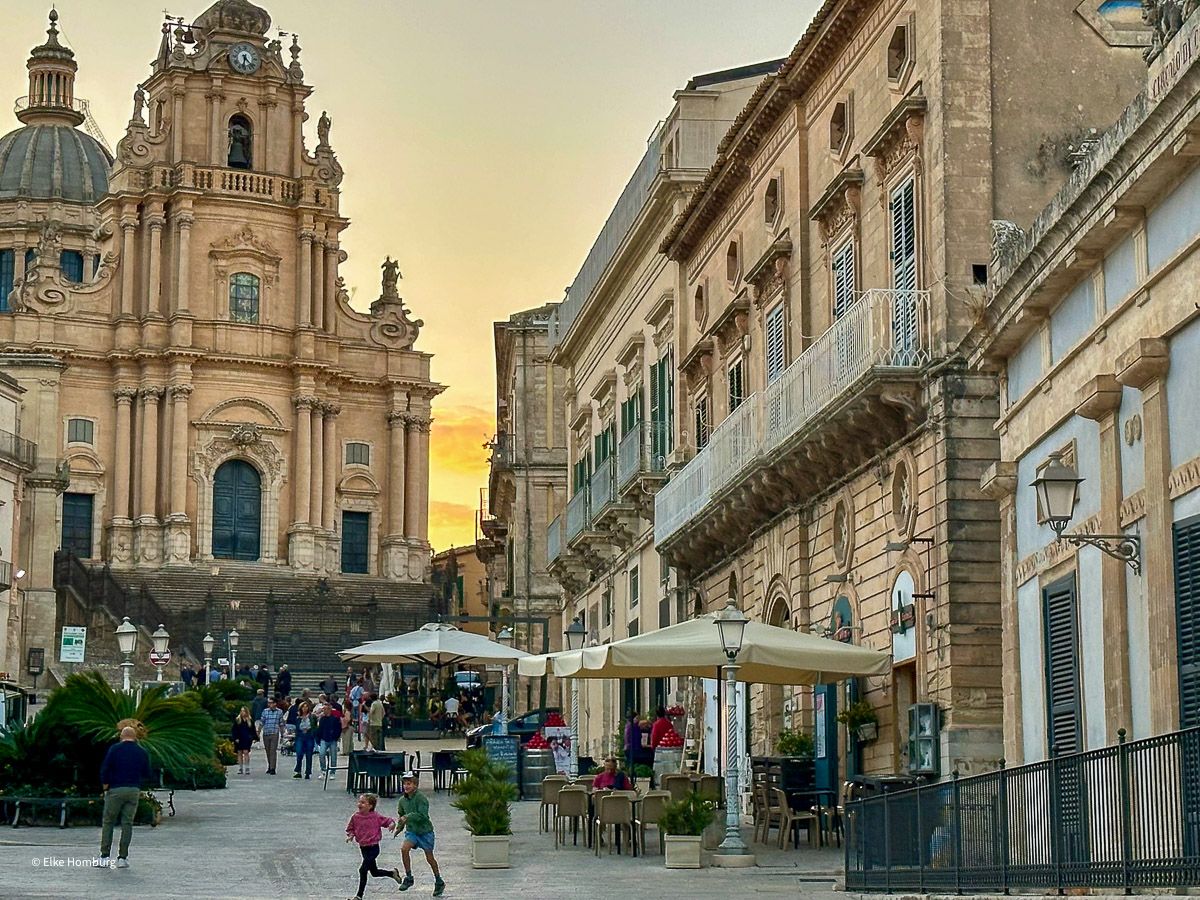 Sehenswürdigkeiten Sizilien: Meine Top 16 auf der Sonneninsel im Mittelmeer 51 Hauptplatz von Ragusa Ibla mit mächtiger Kathedrale