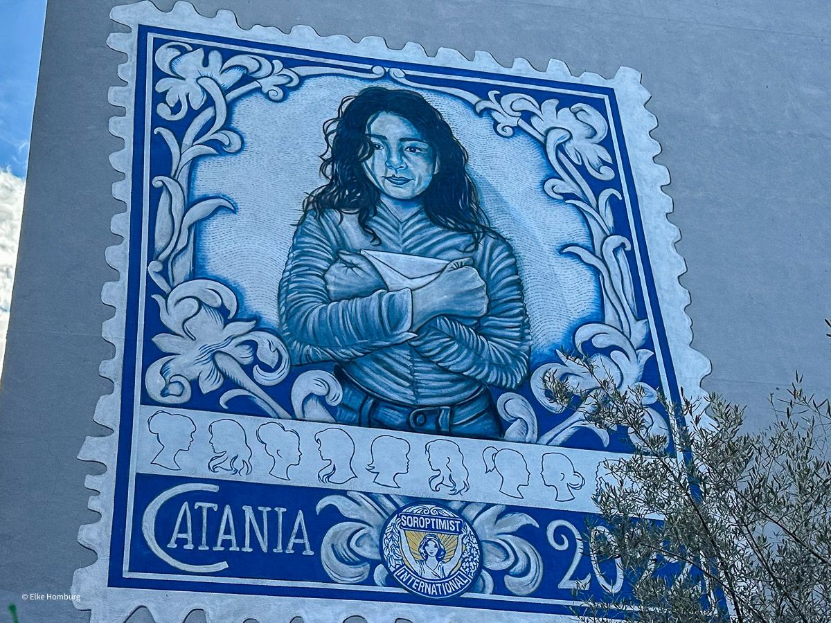 Mural, das eine junge Frau zeigt