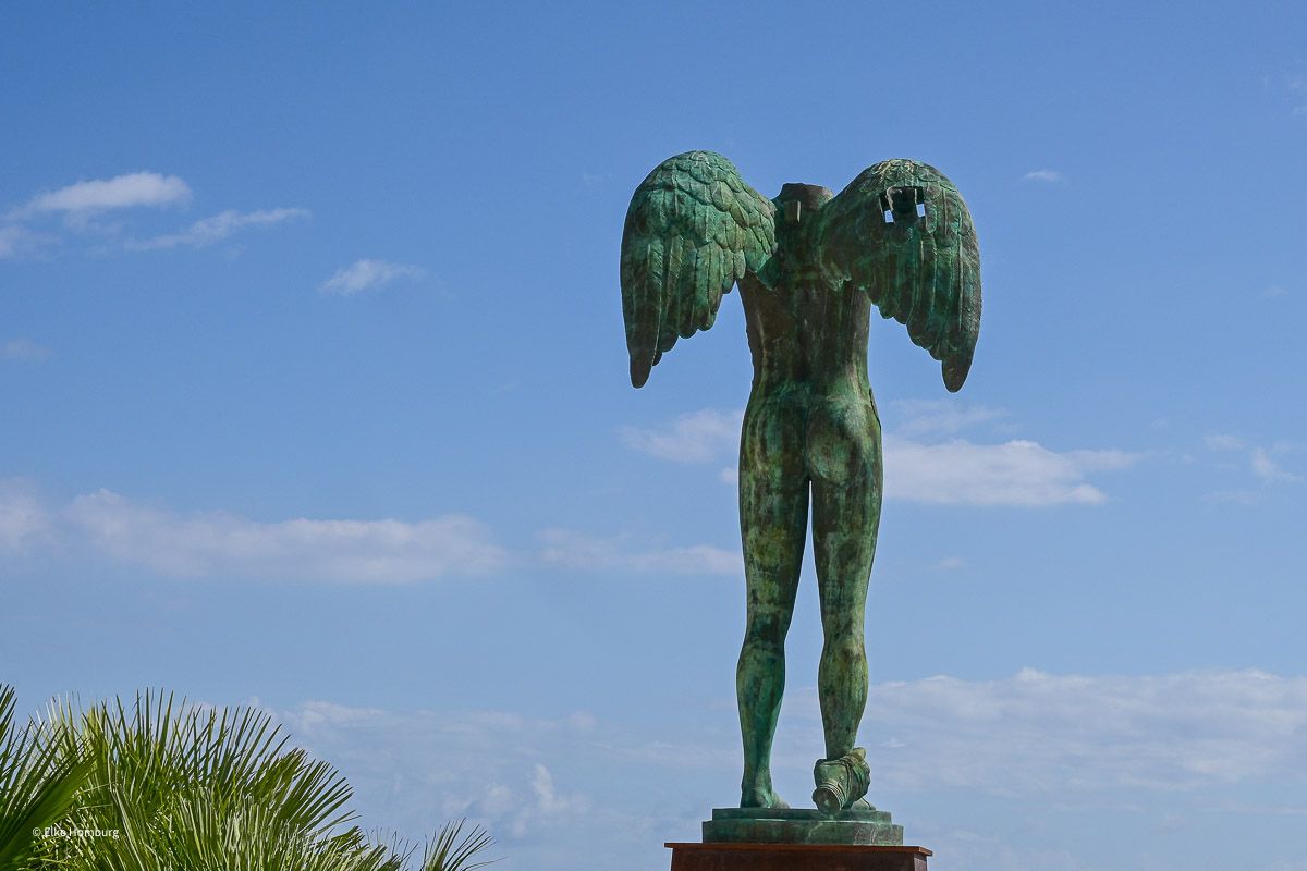 Sehenswürdigkeiten Sizilien: Meine Top 16 auf der Sonneninsel im Mittelmeer 78 Skulptur des Ikarus mit Flügeln
