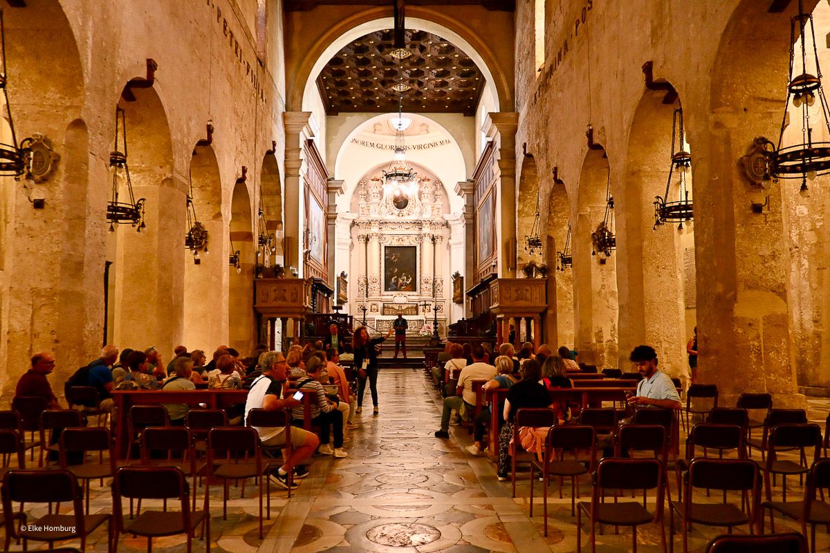 Sehenswürdigkeiten Sizilien: Meine Top 16 auf der Sonneninsel im Mittelmeer 75 Stimmungsvolles Kirchenschiff der Kathedrale
