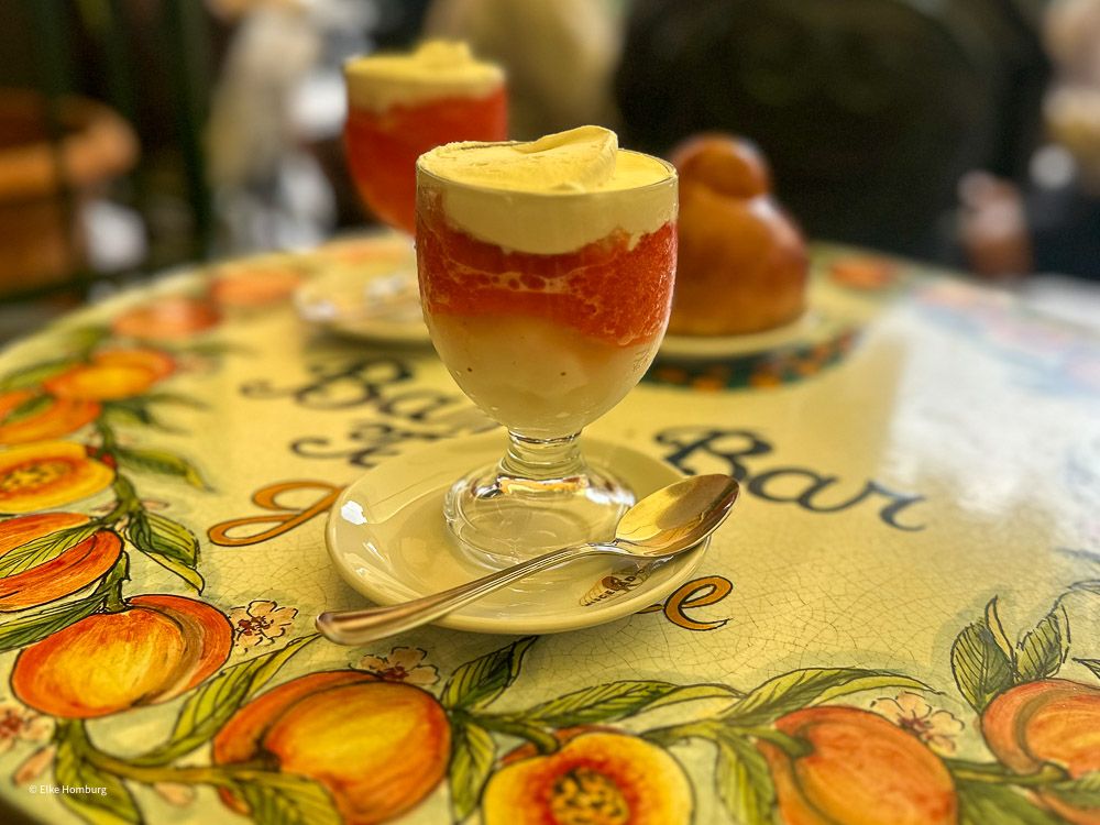 Becher mit Granite auf einer bunten Tischdecke