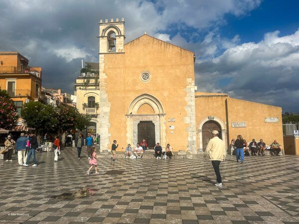Ausflug nach Taormina: Belebter Platz mit Kirche