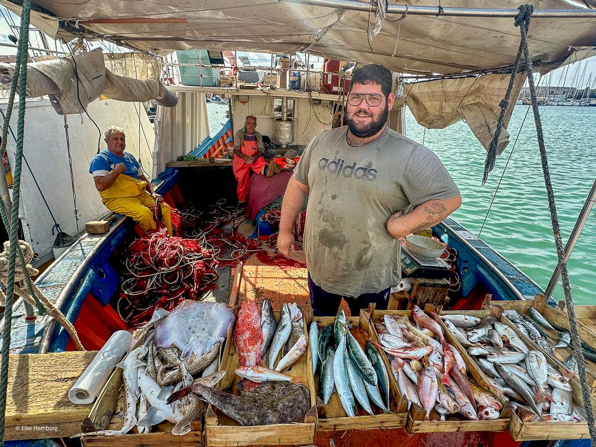 Sehenswürdigkeiten Sizilien: Meine Top 16 auf der Sonneninsel im Mittelmeer 33 Fischer auf Boot verkauft seinen Fang