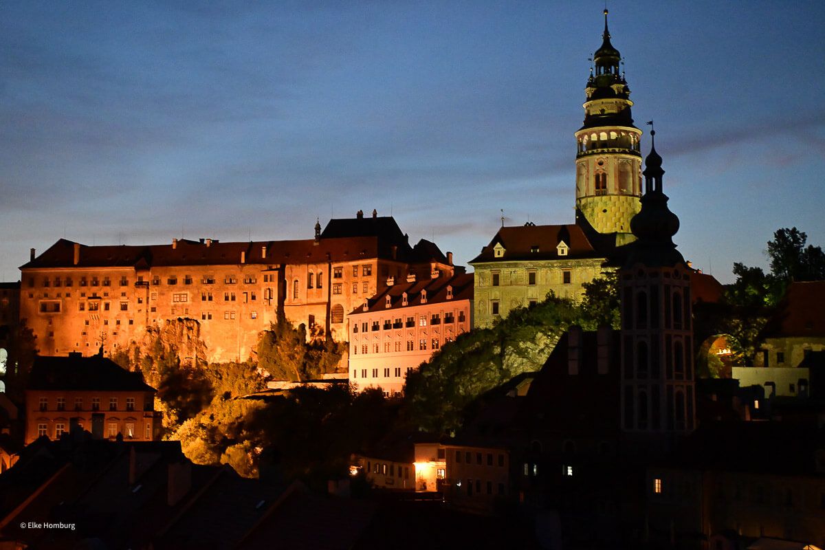 Blick auf das beleuchtete Schloss