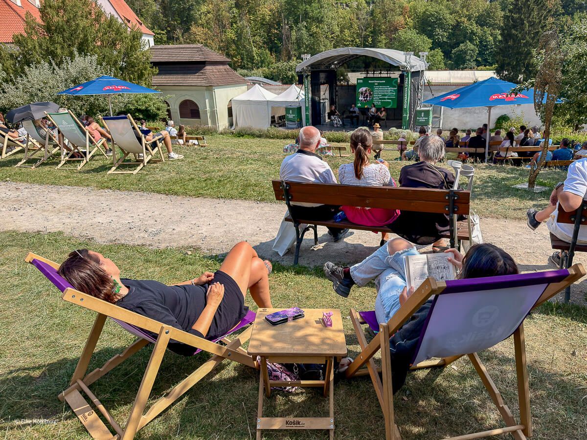 Zuschauer beim Konzert in Liegestühlen