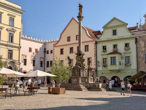 Náměstí Svornosti, der Marktplatz mit Pestsäule und Bürgerhäusern