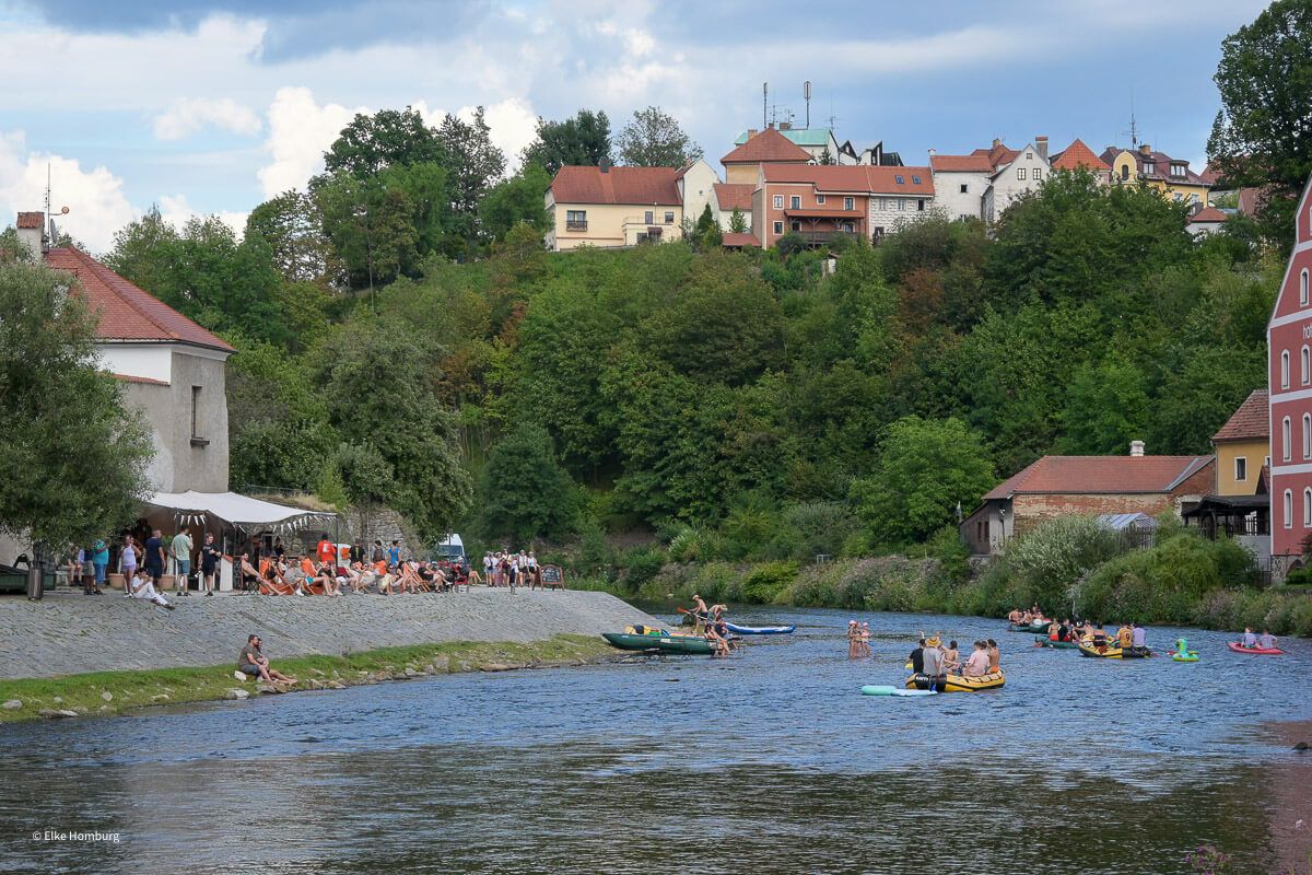 Schlauchboote treiben auf der Moldau