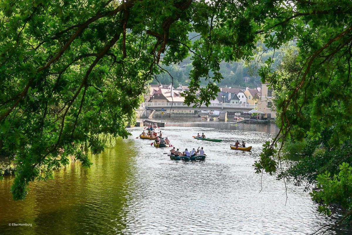 Schlauchboote treiben auf der Moldau