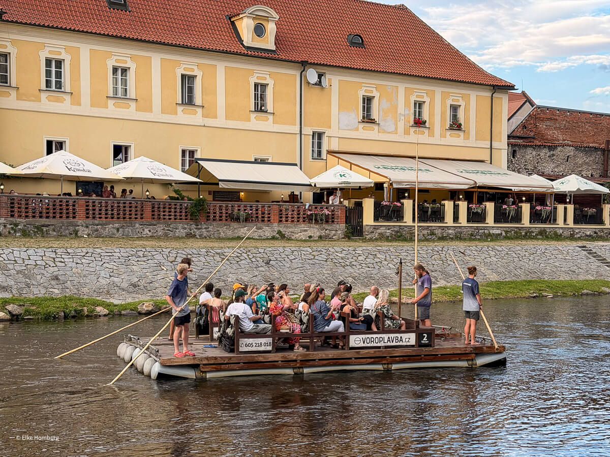 Ein Holzfloß treibt auf der Moldau