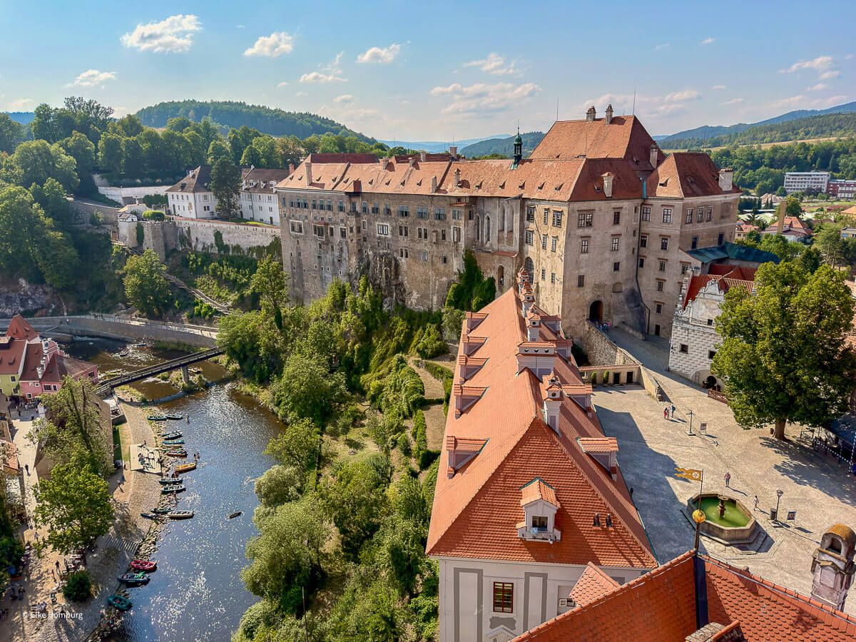 2 Tage Český Krumlov: Blick auf die riesige Burg und die Moldau links davon