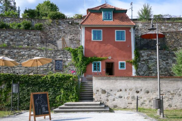 2 Tage Český Krumlov: ein kleines rotes Haus mit Garten, in dem Egon Schiele einige Bilder malte