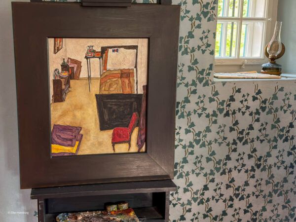 Staffelei mit einem Gemälde, das das Zimmer zeigt