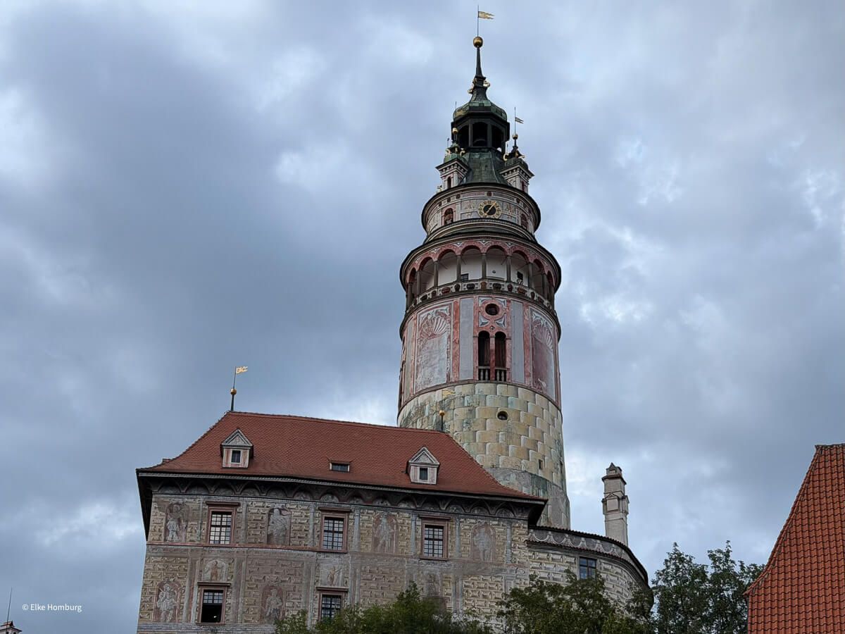Farbenfroher Aussichtsturm des Schlosses