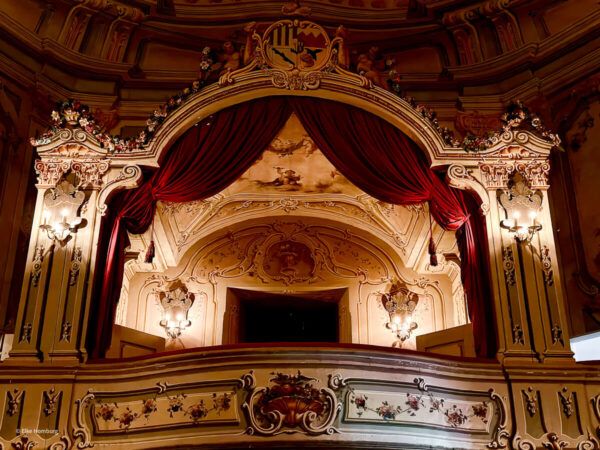 Loge des Theaters mit Samtvorhängen