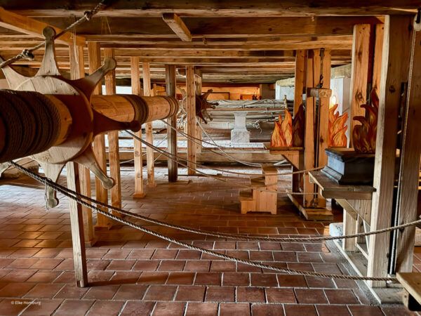 Bühnenmaschinerie aus Holz im Keller des Theaters