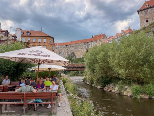 Restaurant mit Bänken und Tischen an der Moldau