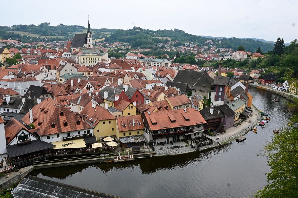 Blick vom Turm Blick auf die Stadt mit dem Turm der Veitskirche und die Moldau