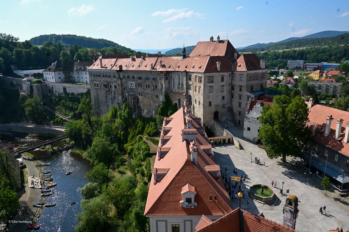 Blick von oben auf die Burg und die Moldau
