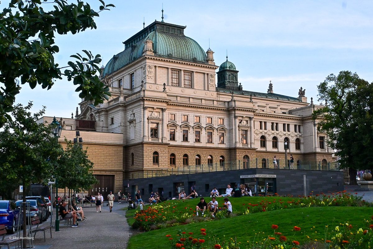 Viel mehr als eine Bierstadt: ein Wochenende in Pilsen 37 Rückansicht des Theaters und Menschen auf dem Rasen davor