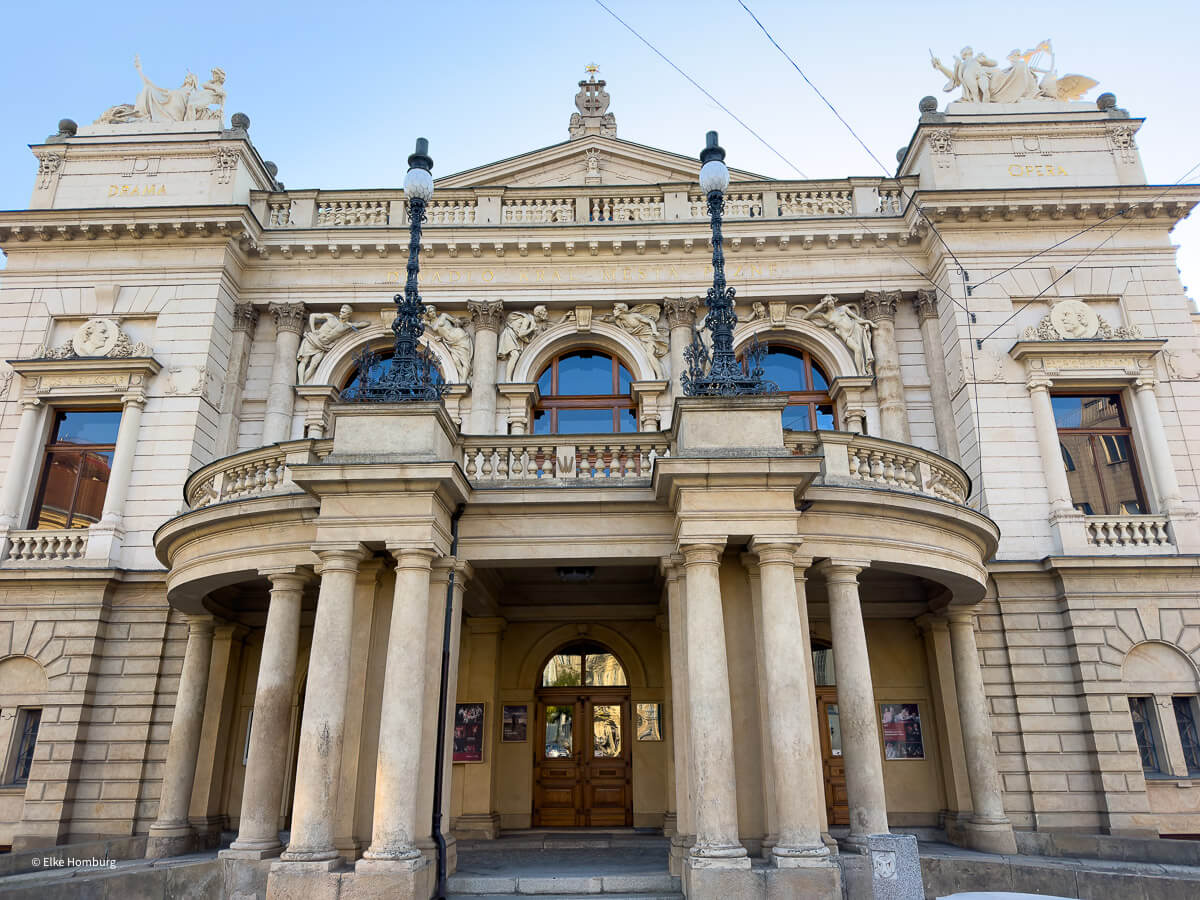 Viel mehr als eine Bierstadt: ein Wochenende in Pilsen 36 Hauptportal eines prunkvollen Theaters