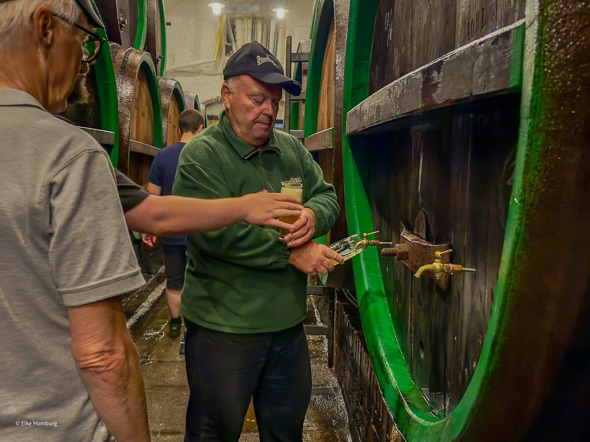 Viel mehr als eine Bierstadt: ein Wochenende in Pilsen 51 Braumeister schenkt Bier vom Fass aus.