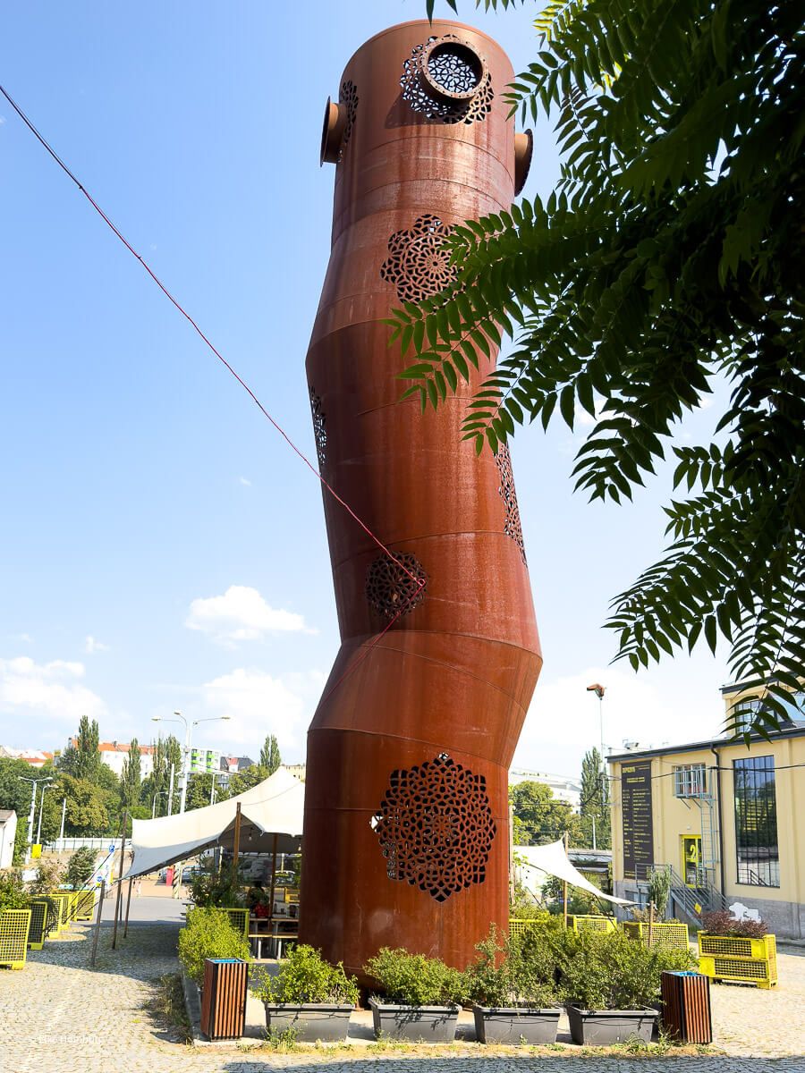 Viel mehr als eine Bierstadt: ein Wochenende in Pilsen 68 Schiefer Turm aus Metall
