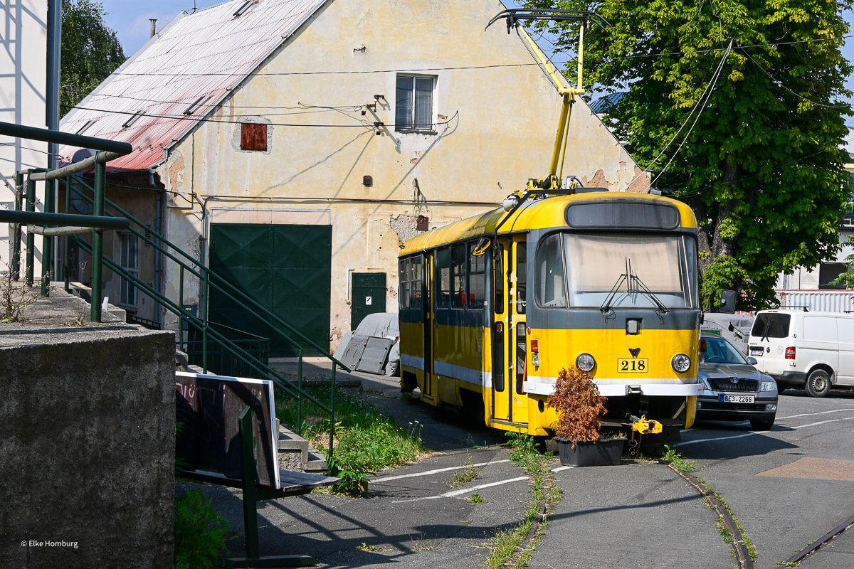 Viel mehr als eine Bierstadt: ein Wochenende in Pilsen 66 Altes Traßenbahndepot mit Trambahn in Gelb
