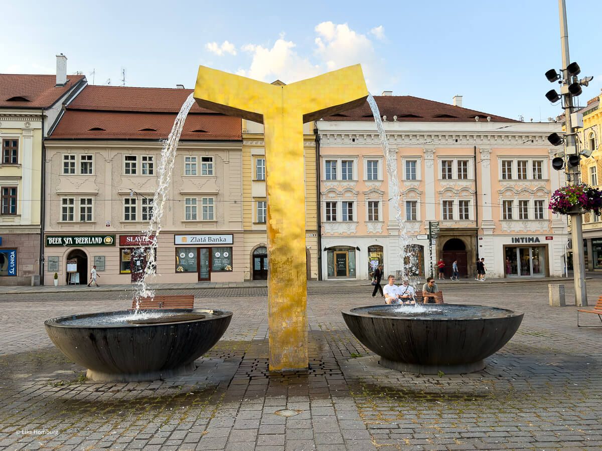 Viel mehr als eine Bierstadt: ein Wochenende in Pilsen 22 Vergoldeter Brunnen in Form eines Engels