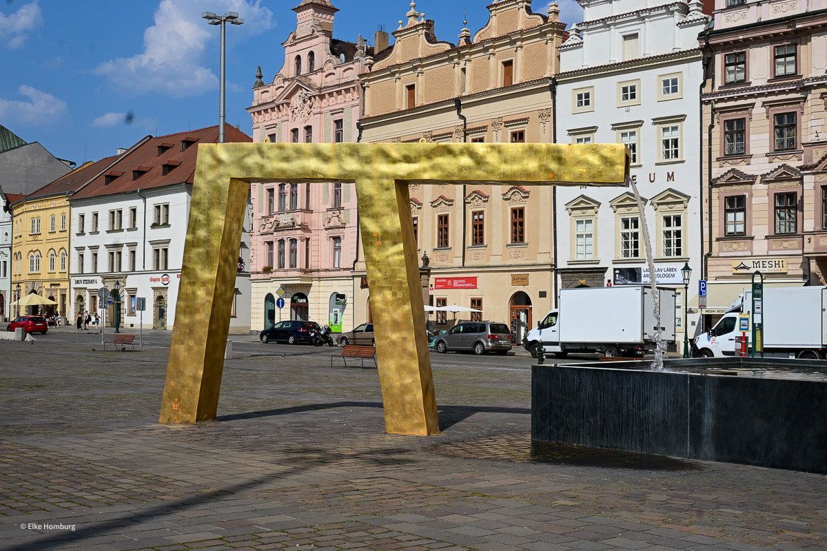 Viel mehr als eine Bierstadt: ein Wochenende in Pilsen 11 Wochenende in Pilsen: goldener Brunnen in Form eines stilisierten Kamels