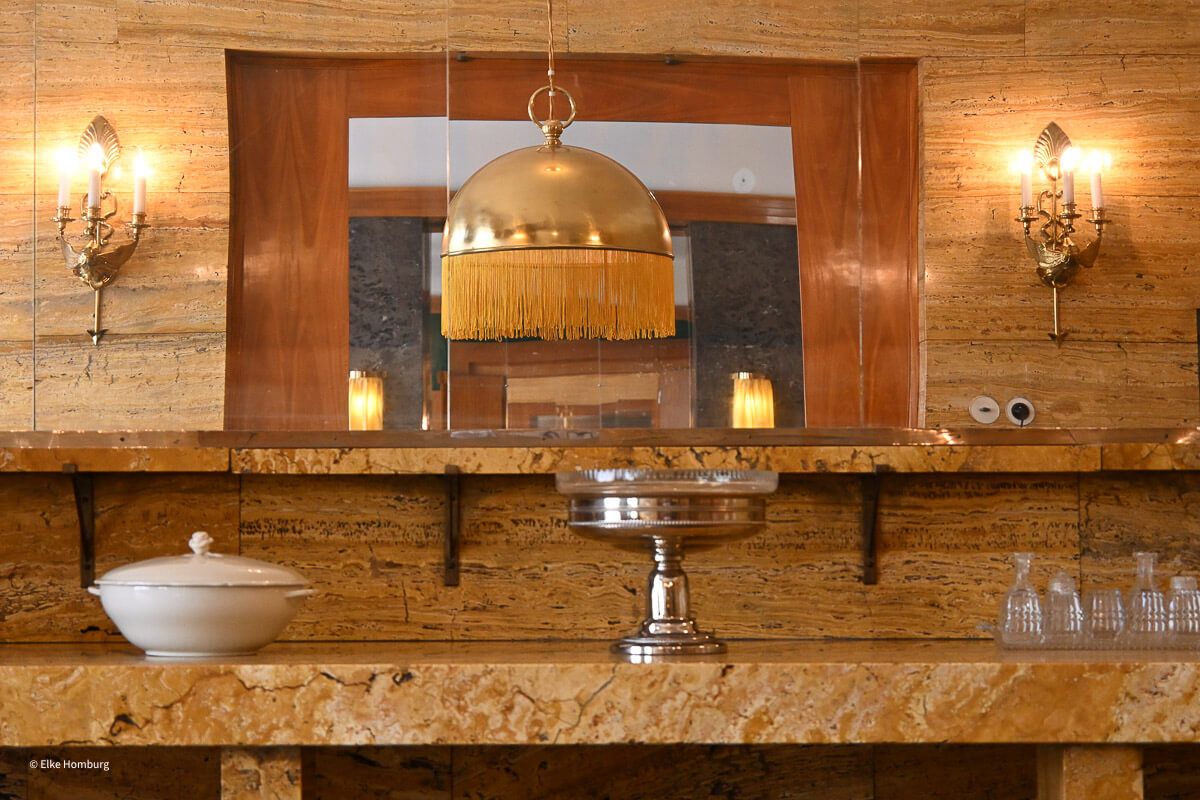 Viel mehr als eine Bierstadt: ein Wochenende in Pilsen 64 Regal aus Marmor mit Spiegel und Lampe