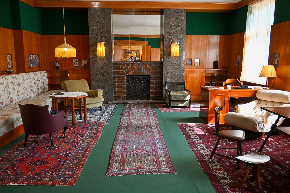 Viel mehr als eine Bierstadt: ein Wochenende in Pilsen 63 Blick in die Wohnung der Krauses mit Schreibtisch, Sessel, Sitzecke und Kamin