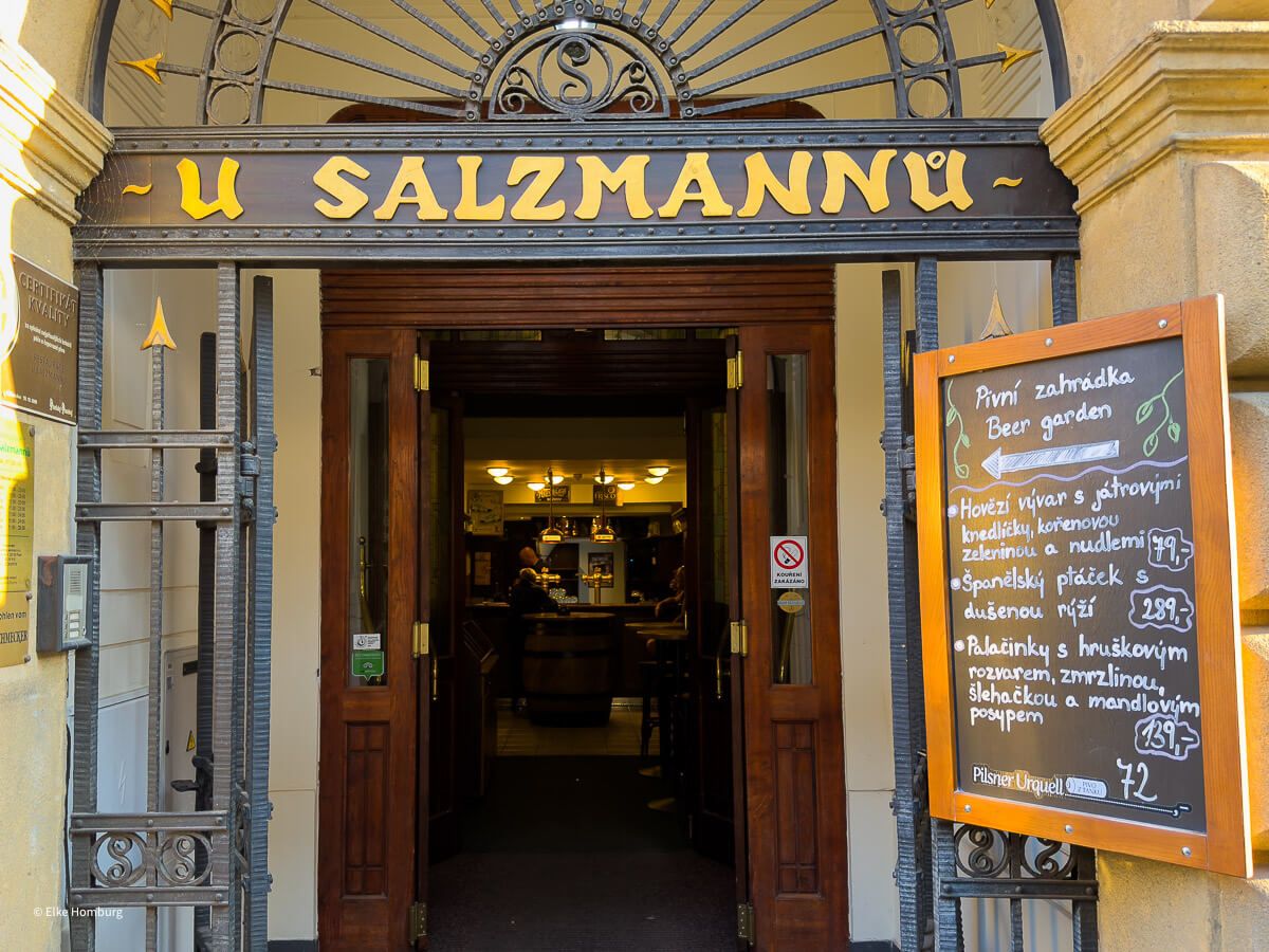 Viel mehr als eine Bierstadt: ein Wochenende in Pilsen 25 Eingang zu einem traditionellen Restaurant mit Speisekarte auf einer Tafel