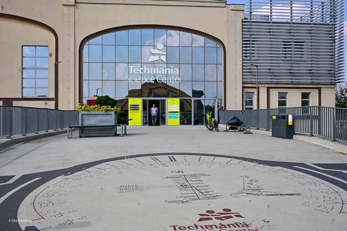 Viel mehr als eine Bierstadt: ein Wochenende in Pilsen 70 Fabrikhalle mit Eingang zum Museum