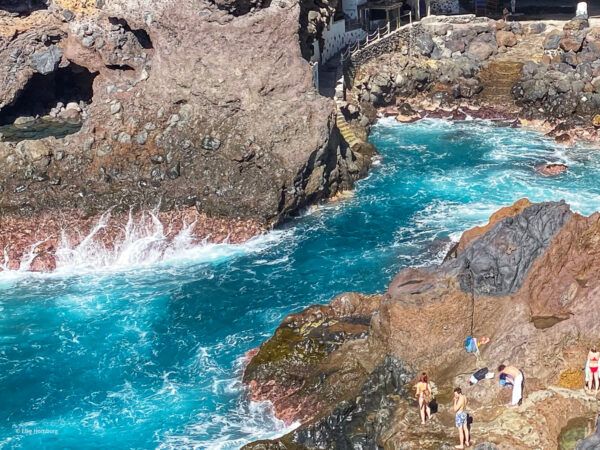 Piratenbucht Poris de Candelaria mit türkisfarbenem Wasser und Badenden