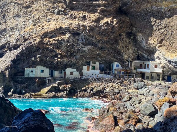 Piratenbucht Poris de Candelaria mit Häuser, die sich in einer Felsnische ducken