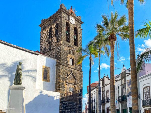 Altstadt von Santa Cruz – Plaza España mit Palmen und altkanarischer Kirche